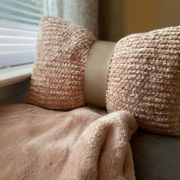 Handmade pink accent pillow - Picture 3 of 3